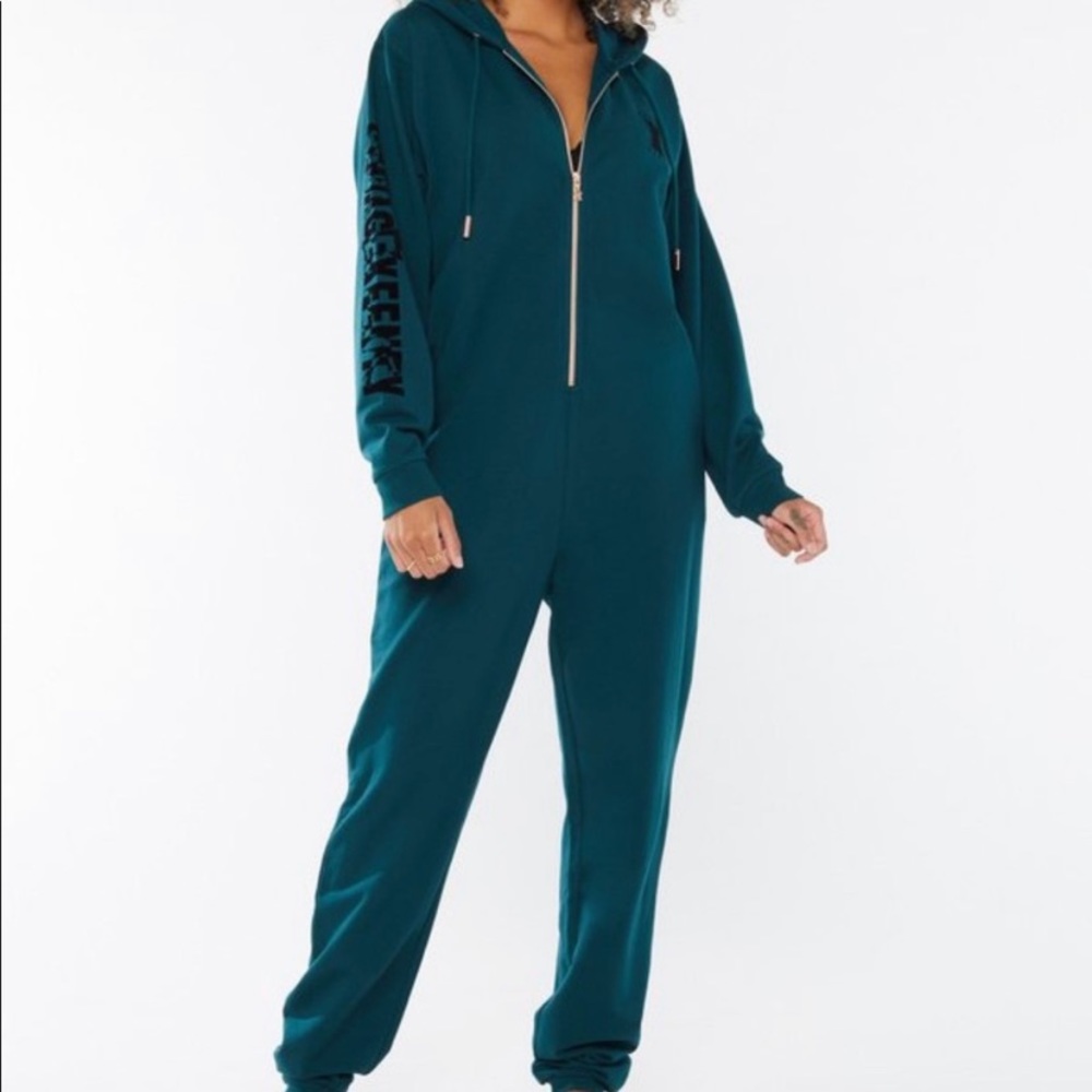 Savage X Fenty Hooded Onesie
This is an all-gender
Women's 2X/Men's XL